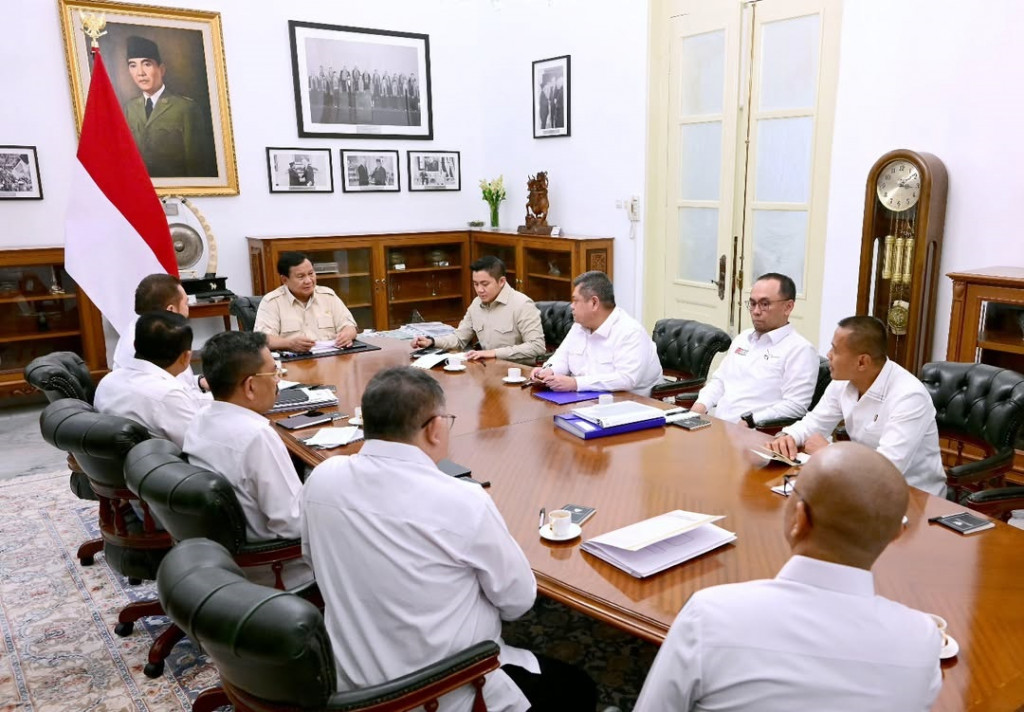Selain itu, Presiden Prabowo juga memberikan arahan agar kejaksaan mempercepat proses penyelidikan dan penindakan terhadap praktik perizinan ilegal tersebut, serta menekankan pentingnya memperkuat sistem pengawasan di instansi pemerintah agar proses perizinan berjalan transparan dan sesuai aturan yang berlaku.