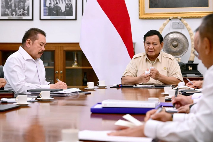 Dalam pertemuan yang berlangsung tertutup tersebut, Presiden Prabowo menegaskan komitmennya untuk memperkuat penegakan hukum, terutama dalam mengatasi praktik-praktik korupsi yang kerap terjadi di sektor perizinan.