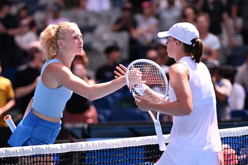 Juara Grand Slam lima kali Swiatek, yang sedang mengincar gelar Australian Open pertamanya, membutuhkan waktu satu jam 21 menit untuk mengalahkan Siniakova, juara Grand Slam sembilan kali di nomor ganda dan petenis nomor satu dunia ganda WTA saat ini.