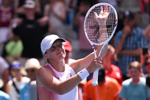 Petenis nomor dua dunia Iga Swiatek mengawali perjalanannya di Australian Open 2025 dengan mencatatkan kemenangan babak pertama ke-23 di turnamen major dengan skor 6-3, 6-4 atas petenis peringkat 50 Katerina Siniakova, Senin, 13 Januari 2025.