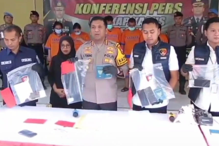 Polisi juga berhasil mengamankan 22 korban, warga asal Madura dan Nusa Tenggara Barat. Mereka berhasil dibebaskan petugas dari tiga tempat penampungan berbeda, di kawasan Sedati dan Krembung Sidoarjo.