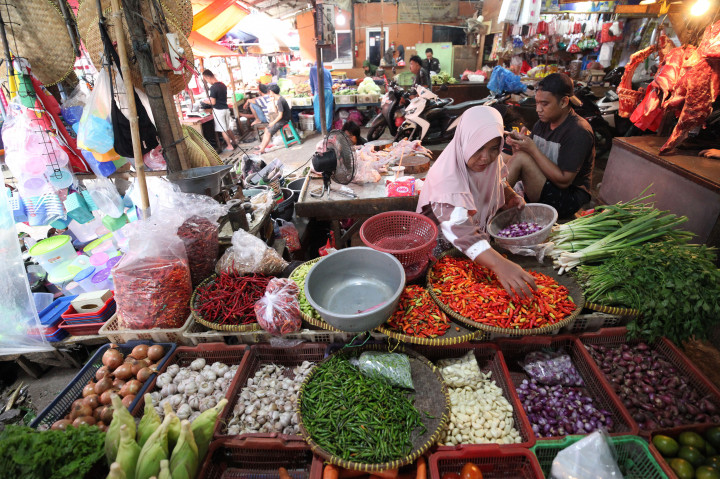 Kenaikan tersebut disinyalir karena cuaca musim hujan yang mengakibatkan cabai-cabai cepat membusuk sehingga pasokan berkurang.