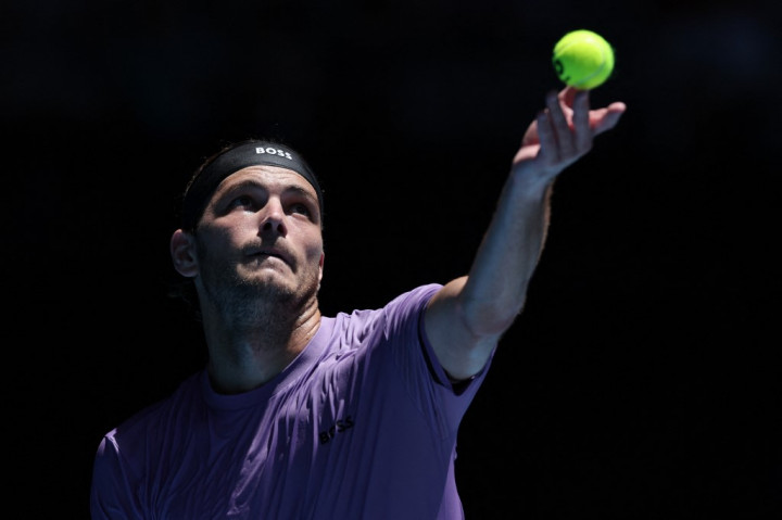 Unggulan keempat Taylor Fritz melaju ke babak kedua Australian Open untuk tahun ketujuh berturut-turut, ketika ia menghentikan langkah sesama petenis Amerika Jenson Brooksby dengan kemenangan meyakinkan, Selasa, 14 Januari 2025.