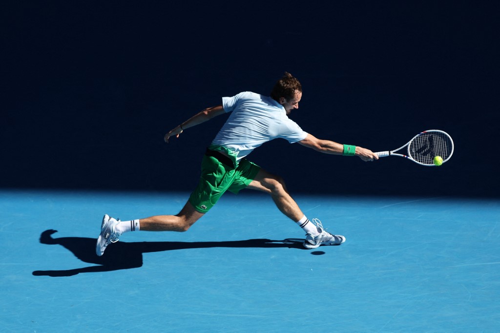 Petenis nomor lima dunia Daniil Medvedev melewati awal yang goyah pada babak pertama Australian Open, dipaksa bermain lima set oleh petenis peringkat 418 asal Thailand Kasidit Samrej.
