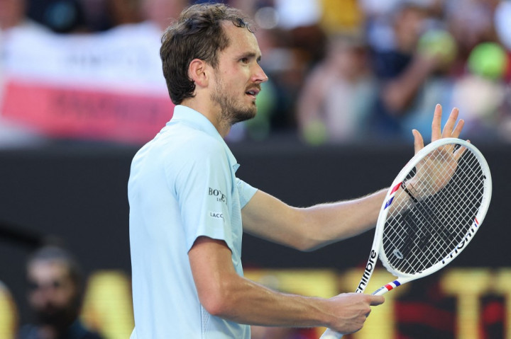 Medvedev menyelamatkan penampilannya yang tidak konsisten dengan permainan yang solid di set keempat dan kelima untuk mengalahkan lawan yang secara bersamaan mulai kesulitan secara fisik.