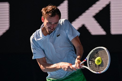 Namun, finalis tiga kali di Melbourne Park itu mampu bangkit untuk meraih kemenangan 6-2, 4-6, 3-6, 6-1, 6-2 atas debutan Grand Slam tersebut untuk tetap berada di Australian Open.
