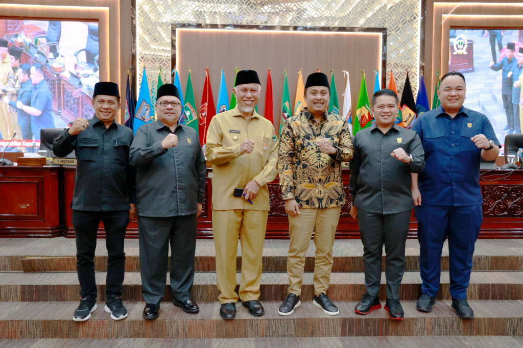 “Besok, 15 Januari 2025 pimpinan DPRD Sumbar mengantar hasil Pilkada 27 November 2024 lalu, ke Presiden Prabowo melalui Mendagri untuk ditetapkan dan diangkat menjadi Gubernur dan Wakil Gubernur Sumbar,” ujar Ketua DPRD Sumbar Muhidi.