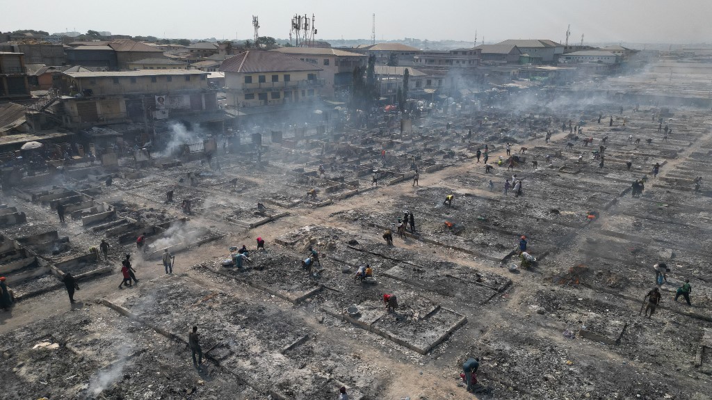 Lembaga amal Or Foundation yang berbasis di Ghana, dalam pernyataannya, Minggu, 12 Januari 2025, mengatakan kebakaran tersebut merusak hampir 8.900 kios dan berdampak langsung pada 10.000 orang yang terlibat dalam bisnis pakaian bekas ini.