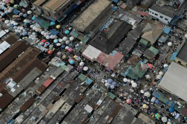 Para pedagang di Ghana kini tengah mencari dukungan dan bantuan untuk membangun kembali pasar pakaian bekas terbesar di negara Afrika Barat itu yang ludes terbakar baru-baru ini menghancurkan hampir 8.900 kios.