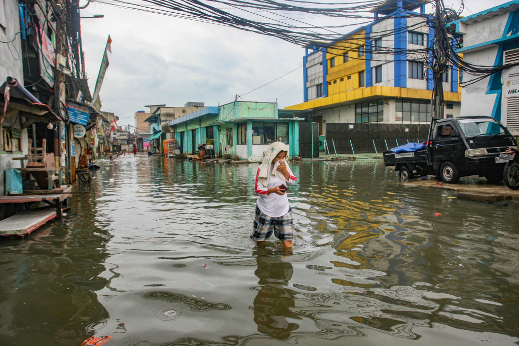 BPBD DKI Jakarta mengimbau warga pesisir utara Jakarta untuk waspada terhadap potensi banjir rob susulan hingga 17 Januari 2025 dampak pasang maksimum air laut yang bertepatan dengan fase bulan purnama.