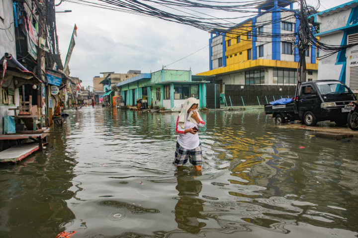 BPBD DKI Jakarta mengimbau warga pesisir utara Jakarta untuk waspada terhadap potensi banjir rob susulan hingga 17 Januari 2025 dampak pasang maksimum air laut yang bertepatan dengan fase bulan purnama.