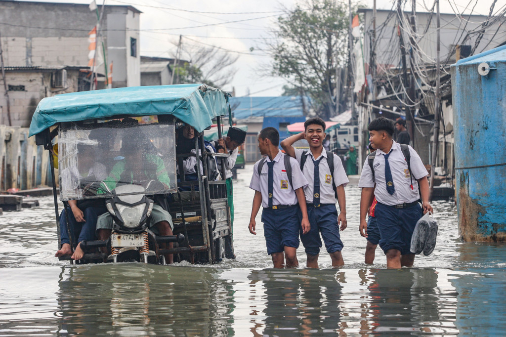 Banjir rob merendam kawasan tersebut dengan ketinggian air hingga 80 cm.