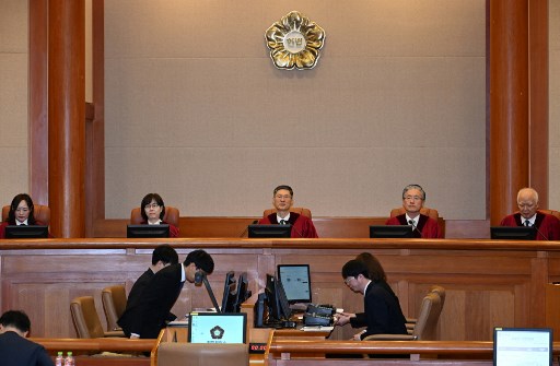 Sidang resmi pertama kasus pemakzulan Presiden Korea Selatan Yoon Suk Yeol berakhir setelah empat menit karena ketidakhadiran Yoon akibat Mahkamah Konstitusi menolak permintaan Yoon mengecualikan salah satu dari delapan hakim dalam sidang tersebut.