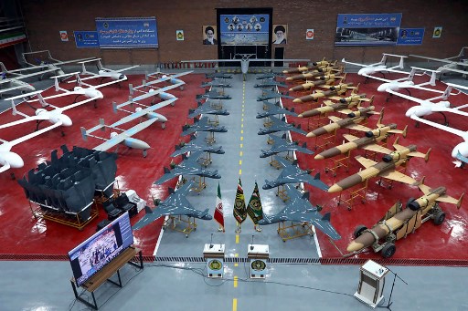 Menurut Tasnim, pesawat nirawak tersebut dikirimkan ke berbagai lokasi di seluruh Iran dan dikatakan memiliki kemampuan siluman dan anti-bentengan yang tinggi.