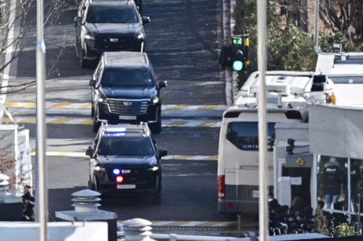 Yoon kemudian terlihat meninggalkan kediamannya dengan iring-iringan mobil dan tiba di kantor CIO. Pihak berwenang sekarang memiliki waktu 48 jam untuk menginterogasi Yoon, setelah itu mereka harus mengajukan surat perintah untuk menahannya hingga 20 hari atau membebaskannya.