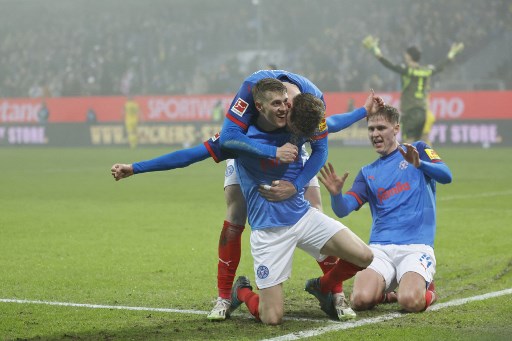 Holstein Kiel  tampil dominan di babak pertama dengan mencetak tiga gol. Shuto Machino membuka keunggulan tuan rumah pada menit ke-27, diikuti oleh sundulan Phil Harres lima menit berselang. Gol ketiga lahir di masa tambahan waktu babak pertama lewat Alexander Bernhardsson.