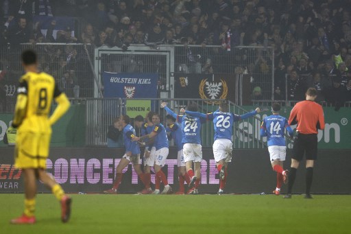 Tuan rumah Holstein Kiel mencatatkan sejarah dengan menumbangkan raksasa Liga Jerman Borussia Dortmund 4-2 pada laga yang berlangsung di Stadion Holsten, Kiel, Rabu, 15 Januari 2025 dini hari WIB.