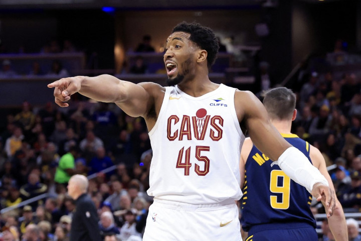 Bintang Cavaliers, Donovan Mitchell, tampil gemilang dengan mencetak 35 poin, Darius Garland turut menyumbang 24 poin, sementara Evan Mobley menorehkan double-double dengan 22 poin dan 13 rebound.