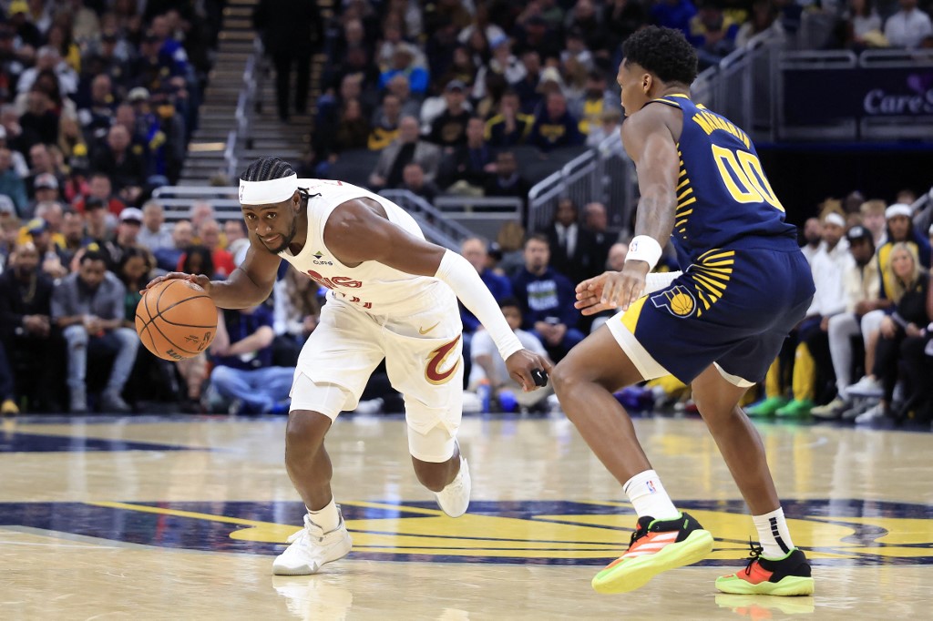 Cavaliers sempat memimpin 82-77 di kuarter ketiga sebelum melancarkan serangan 10-0, termasuk tembakan tiga angka dari Max Strus, Georges Niang, dan Mobley, yang memperlebar keunggulan menjadi 100-89 setelah tiga kuarter.