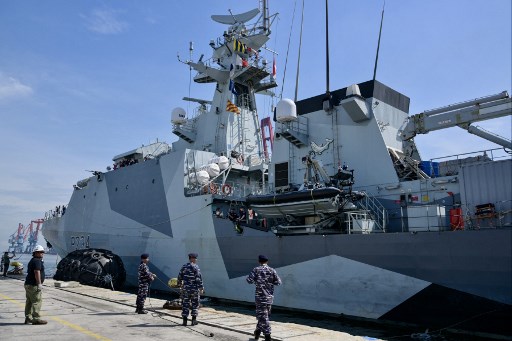 Kapal patroli dari Angkatan Laut Kerajaan Inggris, HMS Spey berlabuh di Tanjung Priok, Jakarta Rabui, 15 Januari 2025. HMS Spey datang dalam rangka memperkuat kerja sama dan kemitraan dengan negara-negara di kawasan seperti Indonesia.
