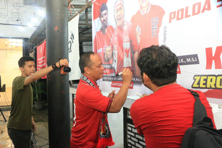 Kapolda Sumatra Barat Irjen Pol Gatot Tri Suryanta pimpin deklarasi anti tawuran dan balap liar di Kota Padang bersama anak muda. Deklarasi ini menjadikan Kota Padang zero tawuran dan balap liar di kalangan anak muda.