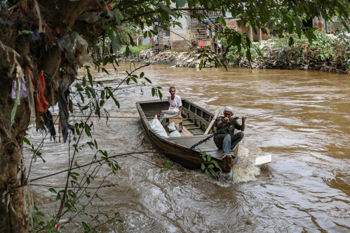 Jasa perahu eretan tesebut menempuh jarak dari Kebon Pala menuju Manggarai atau sebaliknya dengan tarif Rp2000 sekali menyeberang. 