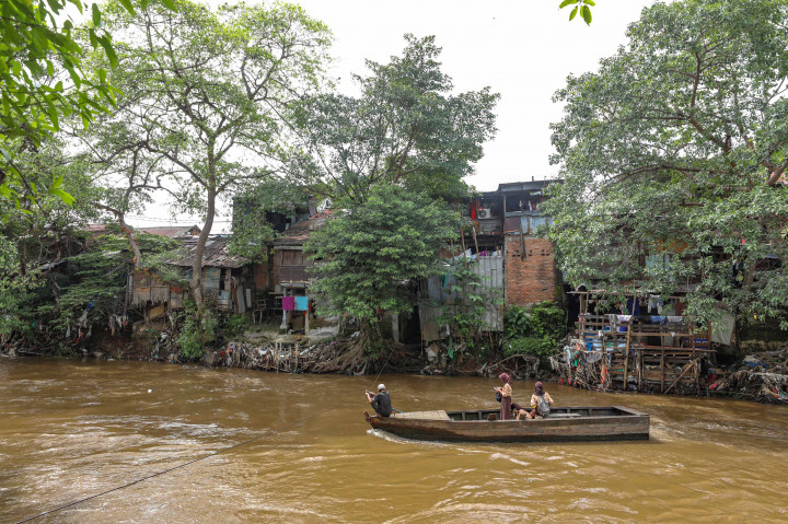 Keberadaan jasa perahu eretan yang beroperasi sejak tahun 1980-an itu membantu warga sekitar untuk mempersingkat jarak dan waktu.