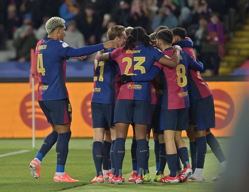 Barcelona mengambil inisiatif menyerang terlebih dahulu pada pertandingan ini dan berhasil unggul cepat di menit ketiga lewat gol yang dicetak oleh Gavi sehingga skor berubah menjadi 1-0. Barca terus menggempur lini pertahanan Betis dan berhasil menambah keunggulan pada menit ke-27 lewat gol Jules Kounde yang memanfaatkan umpan Lamine Yamal sehingga kedudukan berubah menjadi 2-0.