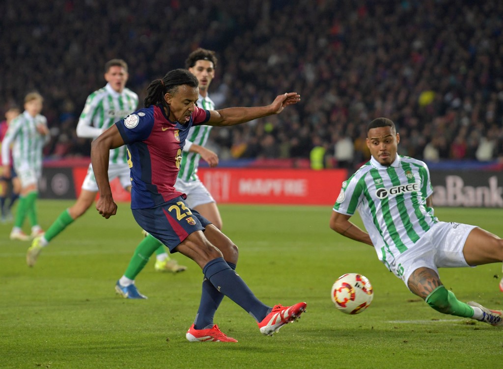 Pesta gol Barca masih belum usai setelah mereka mampu menambah keunggulan pada menit ke-76 melalui gol Lamine Yamal yang lolos dari posisi offside sehingga skor berubah menjadi 5-0. Betis memiliki peluang emas untuk memperkecil ketertinggalan setelah mendapatkan hadiah tendangan penalti dari wasit karena Jules Kounde melanggar Jesus Rodriguez di kotak terlarang. Vitor Roque yang maju sebagai algojo sukses melaksanakan tugasnya dengan baik setelah tendangannya tak dapat dihentikan kiper Barca Inaki Pena sehingga skor berubah menjadi 1-5 pada menit 84.