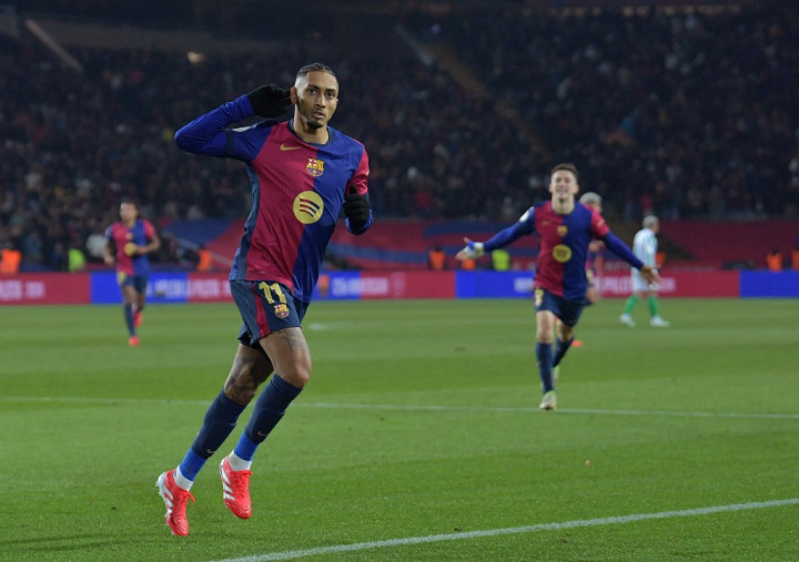 Barca baru bisa menciptakan gol tambahan pada menit ke-58 setelah Raphinha menyambar bola liar di kotak penalti Betis dan tak dapat dibendung kiper Vieites sehingga skor berubah menjadi 3-0. Skuad asuhan Hansi Flick kembali dapat menambah keunggulan menjadi 4-0 pada menit ke-67 ketika umpan dari Dani Olmo dapat disambut tendangan keras Ferran Torres yang membobol gawang Betis.