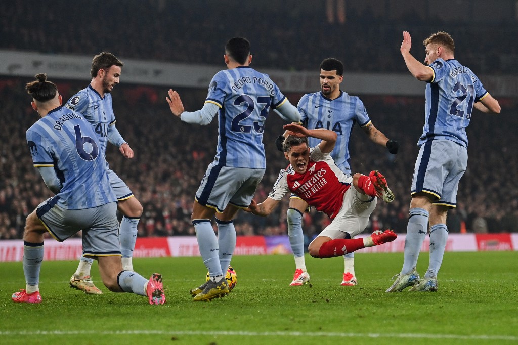 Sementara itu, Tottenham tertahan di posisi ke-13 dengan raihan 24 poin dari 21 laga, berjarak 14 poin dari empat besar.