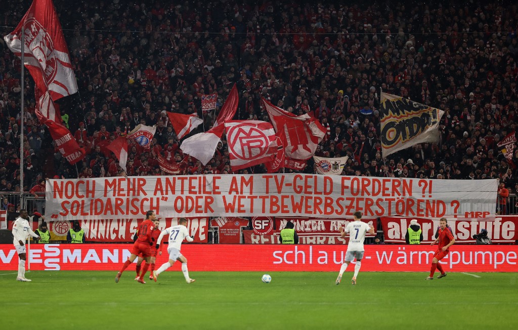 Berkat hasil ini, Bayern Muenchen mengokohkan diri di posisi pertama klasemen sementara Liga Jerman dengan 42 poin dari 17 laga, unggul empat poin dari Bayer Leverkusen di peringkat kedua.