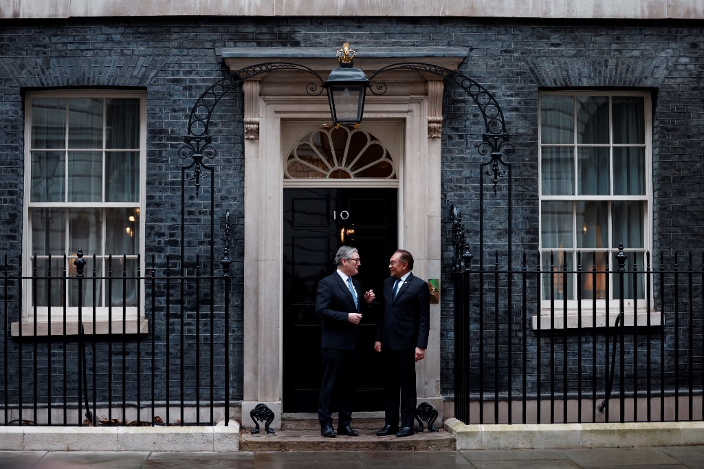 Perdana Menteri (PM) Malaysia Anwar Ibrahim melakukan pertemuan bilateral dengan PM Inggris Keir Starmer dan menyatakan Malaysia bersedia menerima lebih banyak investor sekaligus membangun sinergi ekonomi baru.