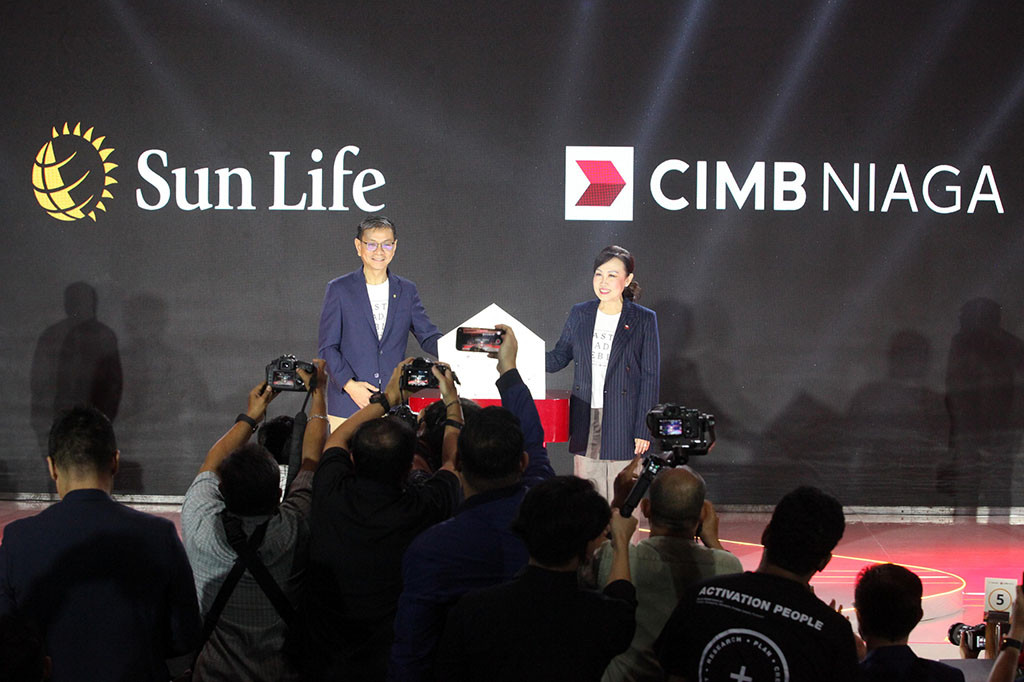 Presiden Direktur Sun Life Indonesia Teck Seng Ho (kiri) bersama Presiden Direktur CIMB Niaga Lani Darmawan menyatukan tangan sebagai bentuk simbolis kolaborasi antarkeduanya di Jakarta, Rabu, 15 Januari 2025.