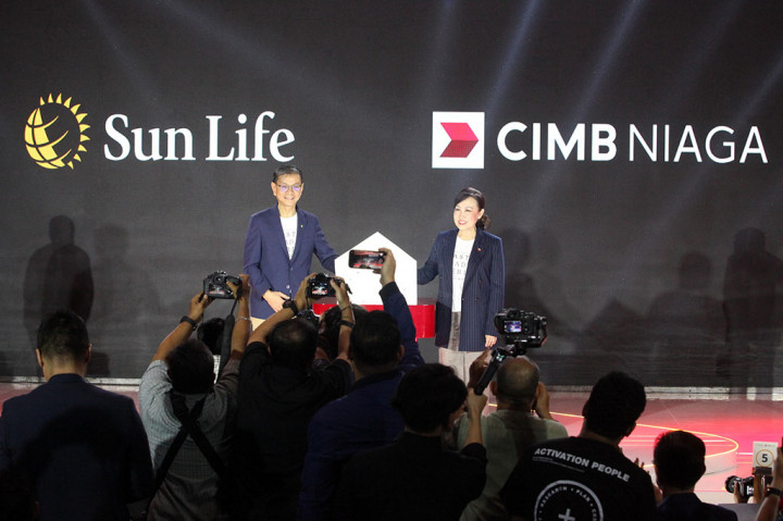 Presiden Direktur Sun Life Indonesia Teck Seng Ho (kiri) bersama Presiden Direktur CIMB Niaga Lani Darmawan menyatukan tangan sebagai bentuk simbolis kolaborasi antarkeduanya di Jakarta, Rabu, 15 Januari 2025.