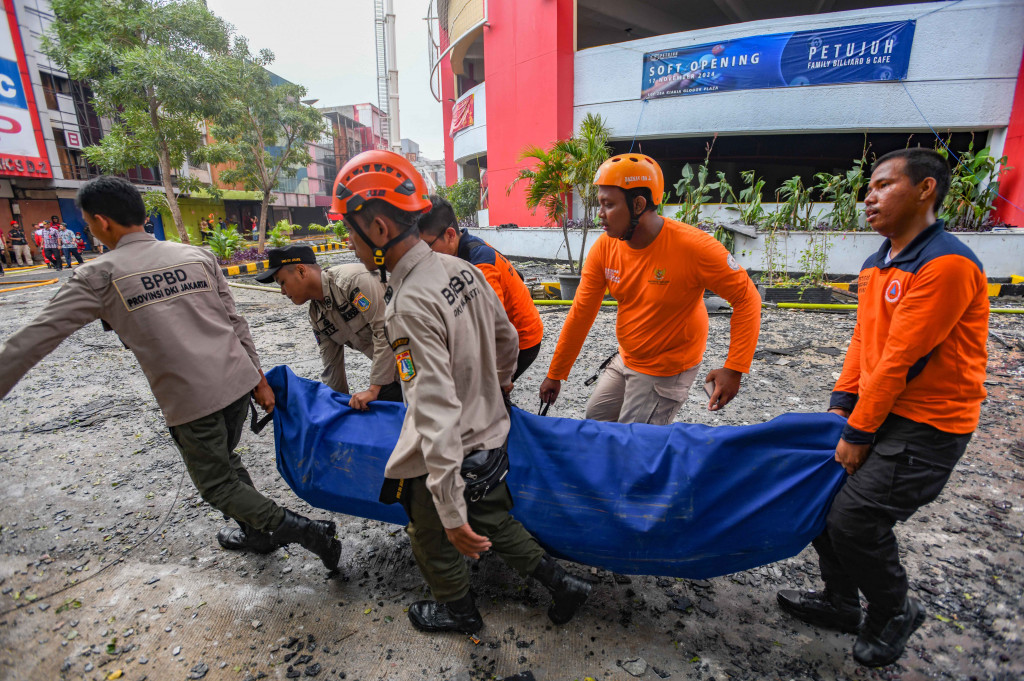 Kepala Seksi Operasi Suku Dinas Penanggulangan Kebakaran dan Penyelamatan (Gulkarmat) Jakarta Barat, Syarifudin menyebutkan bahwa orang hilang pertama berinisial AA bekerja sebagai kasir diskotik.