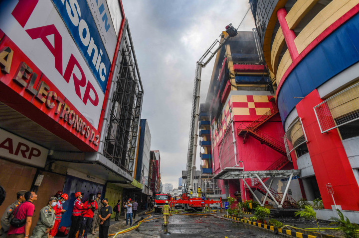 Sebanyak lima orang yang terdiri atas empat wanita berinisial AA (29), Z (40), SA (20) dan A (30) serta pria berinisial M (45) dilaporkan hilang dalam kebakaran Glodok Plaza, Tamansari, Jakarta Barat, Kamis, 16 Januari 2025.