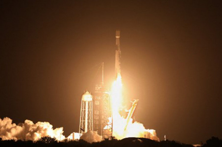 Roket SpaceX Falcon 9, yang membawa wahana penjelajah bulan Blue Ghost milik Firefly Aerospace dan Resilience milik ispace, lepas landas dari Kompleks Peluncuran 39A di Kennedy Space Center di Cape Canaveral, Florida, Rabu, 15 Januari 2025. 