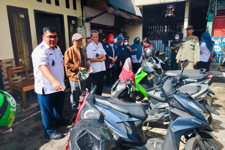 Lurah Gambir Gabriel Mahardika mengatakan, kegiatan Validasi dan Verifikasi ini merupakan yang kedua kalinya. Setelah pada hari Senin dirinya bersama Camat melakukan hal serupa.