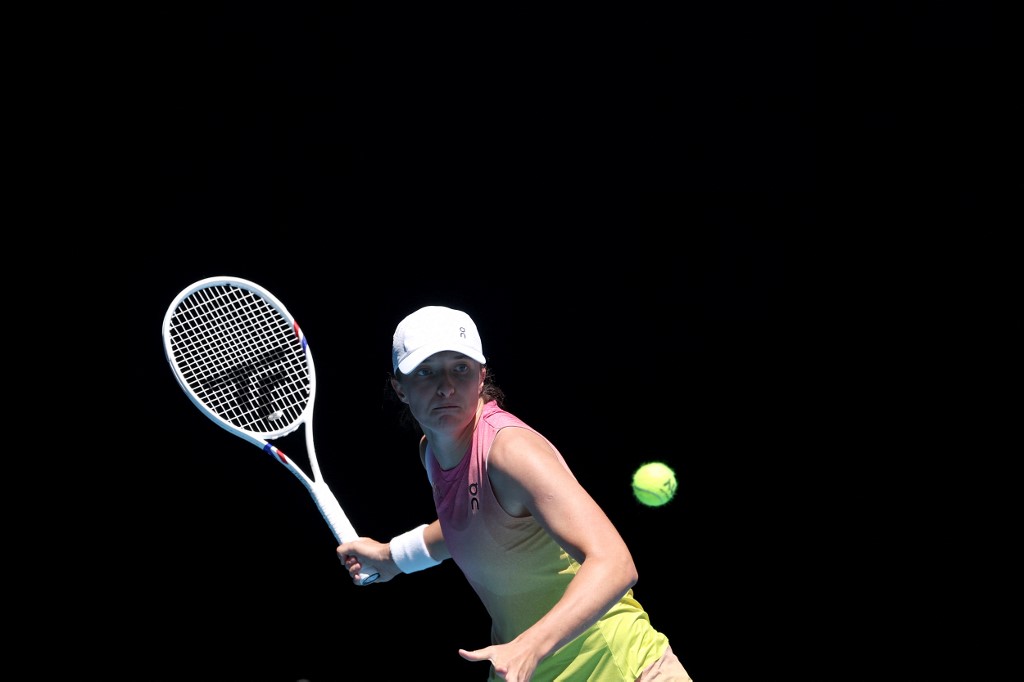 Iga Swiatek bermain solid hanya membutuhkan 60 menit dan kehilangan dua set untuk memastikan tempat di babak ketiga Australian Open.