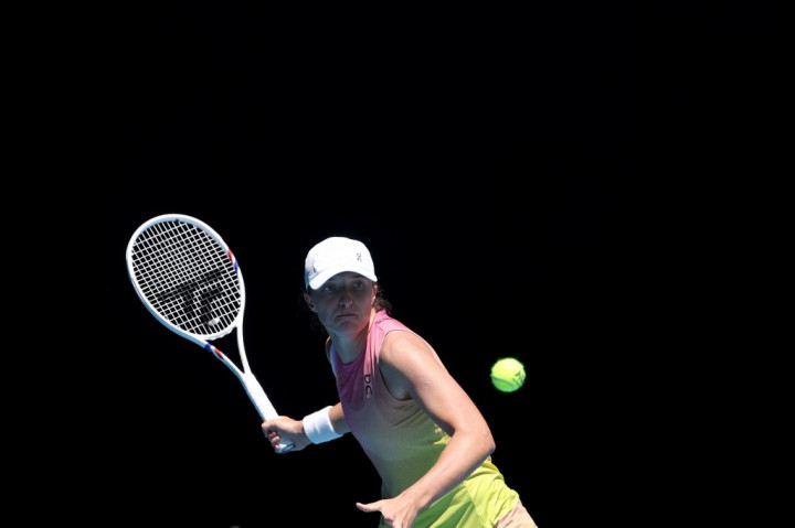 Iga Swiatek bermain solid hanya membutuhkan 60 menit dan kehilangan dua set untuk memastikan tempat di babak ketiga Australian Open.