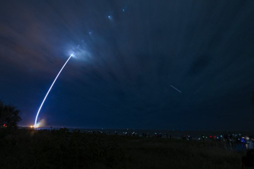 Misi tersebut dipandang penting bagi upaya Blue Origin untuk bersaing dengan SpaceX milik Elon Musk, yang mendominasi industri antariksa komersial.