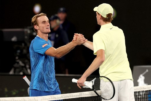 Sinner bangkit untuk meraih kemenangan babak kedua 4-6, 6-4, 6-1, 6-3 atas petenis wild card tuan rumah Tristan Schoolkate, peringkat 173 ATP.