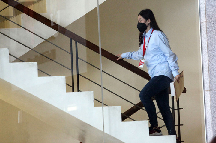 Maria tiba di Gedung Merah Putih KPK dengan mengenakan kemeja berwarna biru muda sekitar pukul 9.10 WIB dan mulai diperiksa sekitar pukul 9.34 WIB.