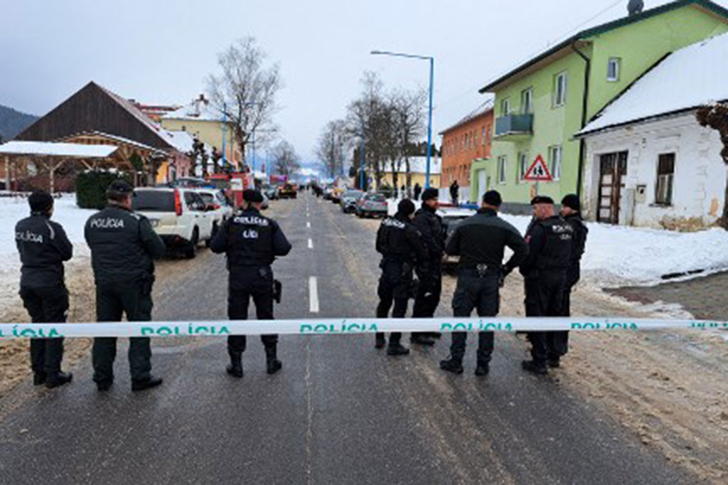Polisi terlihat di luar sebuah sekolah tata bahasa di kota Spisska Stara Ves, Slovakia timur, Kamis, 16 Januari 2025, tempat seorang siswa menewaskan seorang guru dan temannya serta melukai satu siswa lainnya dalam serangan pisau.