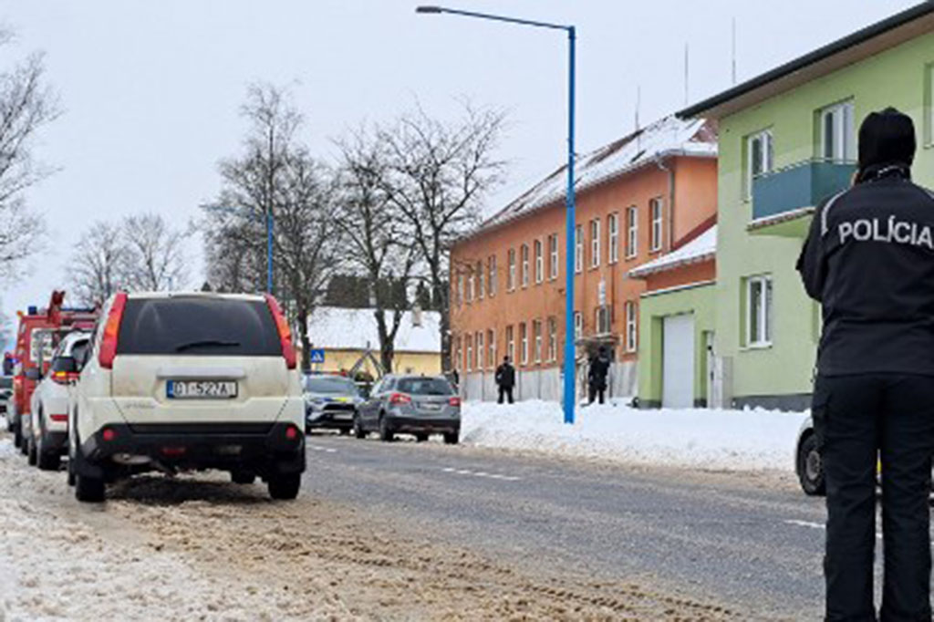 Penusukan itu terjadi di Spisska Stara Ves, sebuah kota kecil di perbatasan dengan Polandia yang berpenduduk lebih dari 2.000 orang.