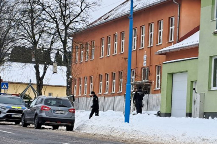 Tersangka awalnya melarikan diri, tetapi polisi mengatakan bahwa pelaku ditahan tak lama setelah serangan itu.
