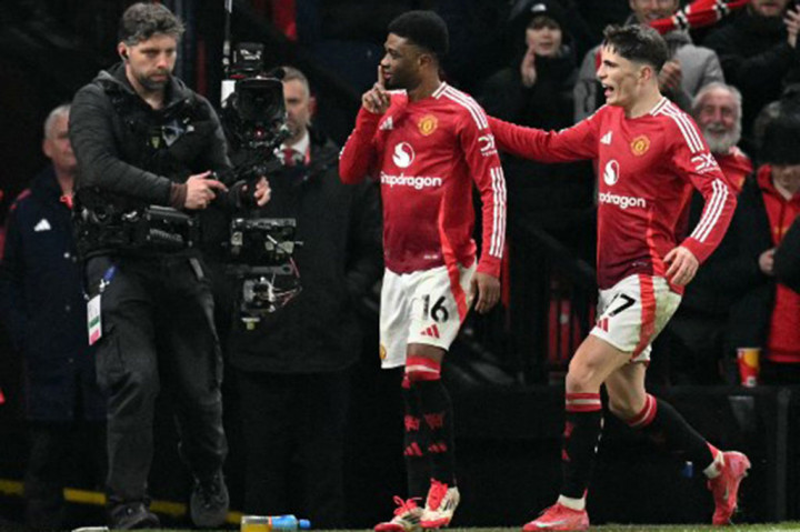 Di bawah Amad dan Ronaldo ada sosok Andrew 'Andy' Cole yang mencetak hattrick kala MU meremukkan Ipswich Town 9-0 di Liga Inggris musim 1994-1995 di umur 23 tahun 140 hari.