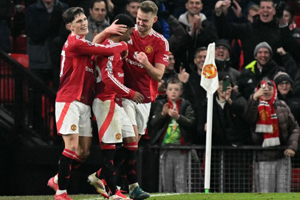 Namun secara keseluruhan Diallo bukanlah pemain MU termuda yang menorehkan hattrick di Liga Inggris, sebab rekor tersebut dipegang Wayne Rooney yang melesakkan trigol saat MU mengandaskan tuan rumah Bolton Wanderers 4-0 di Liga Inggris 2006-2007 saat umurnya 21 tahun empat hari.