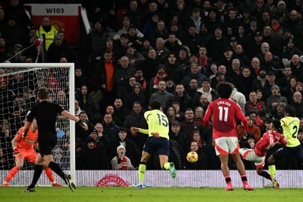 Pesepak bola asal Pantai Gading Amad Diallo resmi menjadi pemain termuda Manchester United (MU) yang mencatatkan hattrick di Stadion Old Trafford pada laga Liga Inggris, setelah melesakkan tiga gol ke gawang Southampton, Jumat, 17 Januari 2025 dini hari WIB.